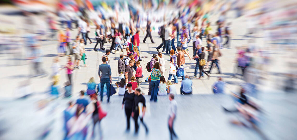 Kopfzeile „Service – AGV-Stellenanagebote“ Viele Menschen auf einem Platz