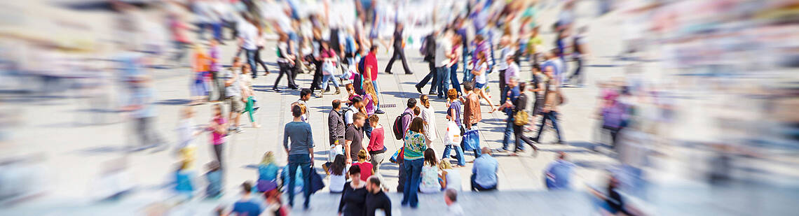 Rechtsreferendar (m/w/d) Viele Menschen auf einem Platz