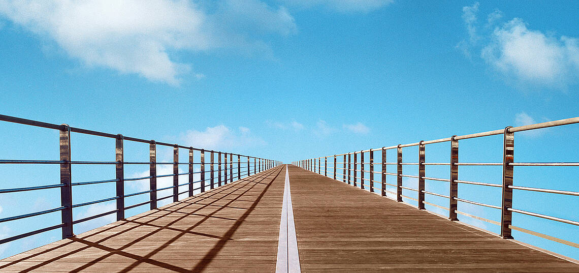 Kopfzeile „Tarifpolitik – Ziele“ Brücke, die ins Unendliche führt