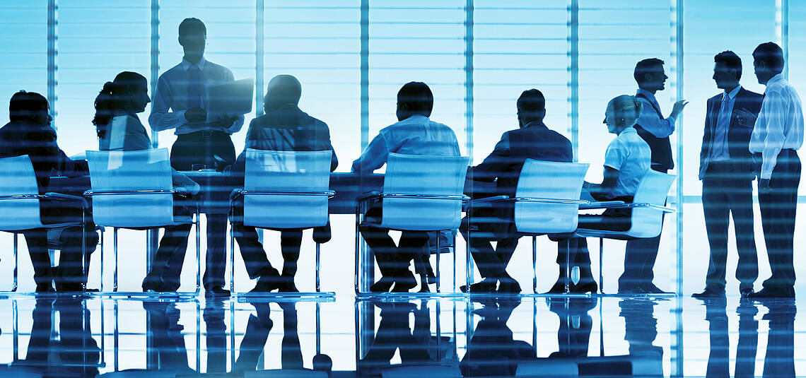 Menschen, die an einem Besprechungstisch sitzen