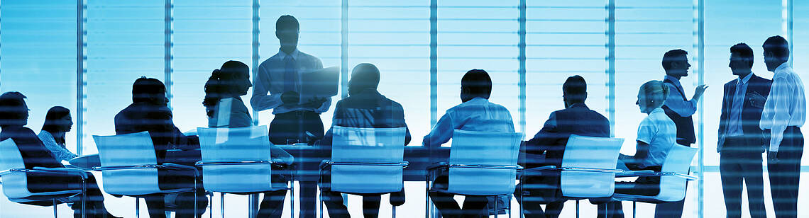 Tarifverhandlungen Menschen, die an einem Besprechungstisch sitzen