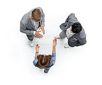 Personen diskutieren Personen diskutieren