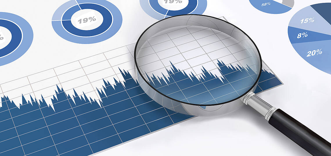 Kopfzeile „Statistiken – Statistikservice“ Lupe auf einem Blatt mit verschiedenen Diagrammtypen