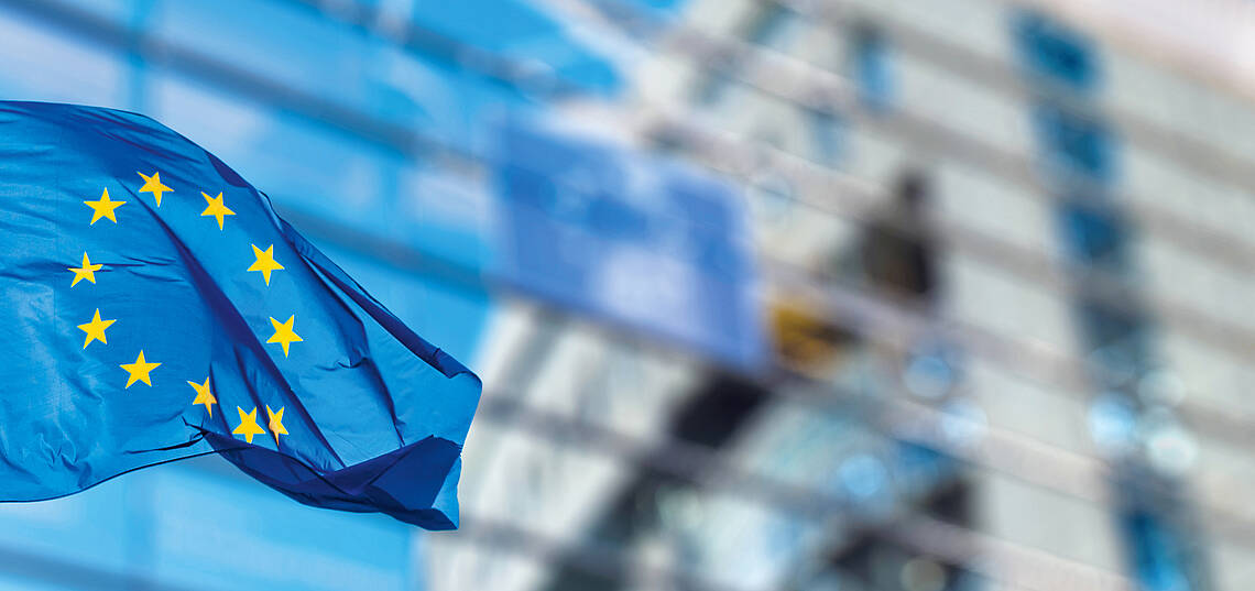 Kopfzeile „Europa – Grundsätze“ Flaggen der Europäischen Union vor dem Europäischen Parlament in Brüssel