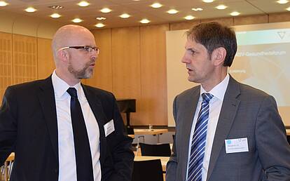 test Moderator Dr. Michael Gold mit Referent und Gastgeber Michael Lessel (VKB)