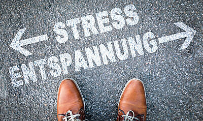 Schild Stress, Entspannung Schild mit dem Aufdruck Stress und Entspannung mit Pfeilen in verschiedene Richtungen