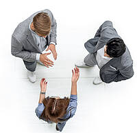 Personen diskutieren Personen diskutieren