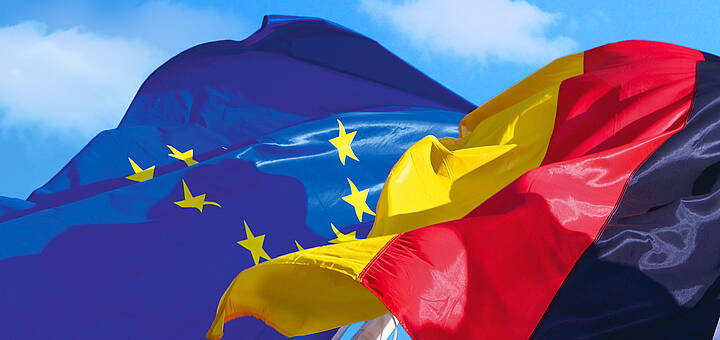 Kopfzeile „Europa – Erklärungen der Sozialpartner“ Europa- und Deutschlandflagge wehen im Wind