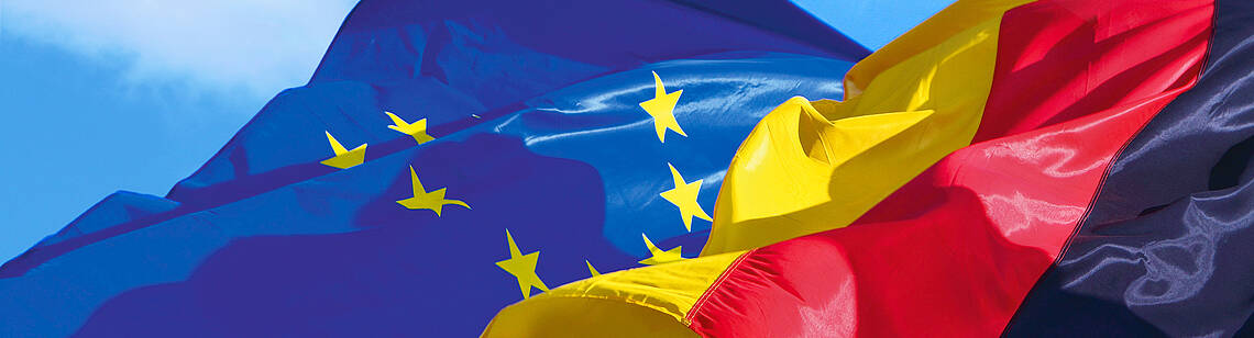 Europa- und Deutschlandflagge wehen im Wind