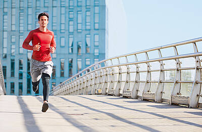 Läufer Mann läuft über Brücke