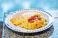 Frühstücksteller mit Ei und Omelett