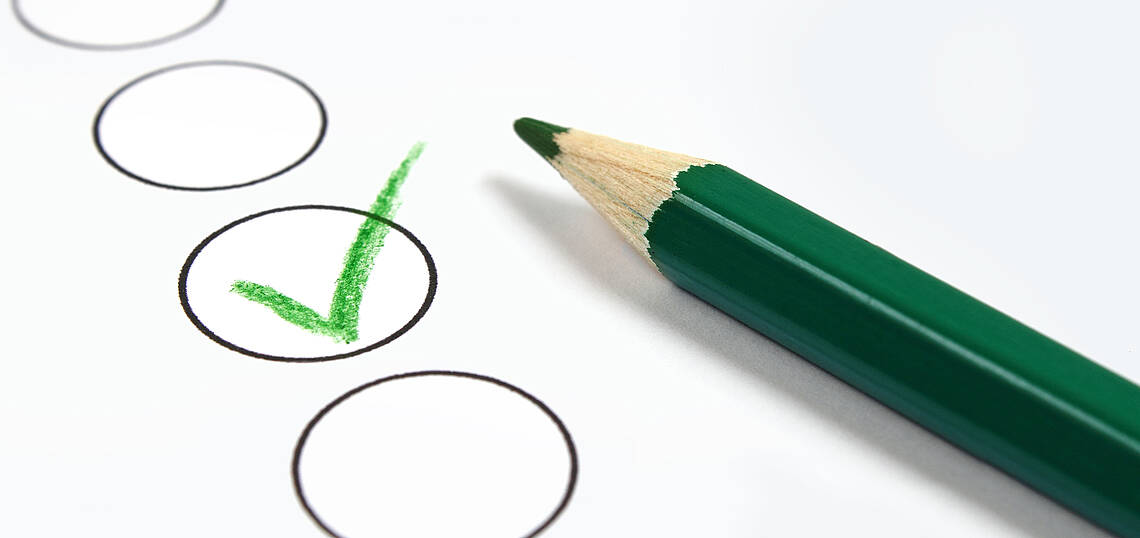 Kopfzeile „Publikationen – Bestellungen“ Grüner Stift neben einer abgehakten Checkbox