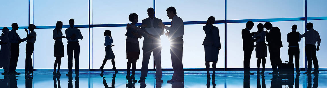 PKA-Tagung Business Meeting einer Personengruppe mit Sonne im Gegenlicht