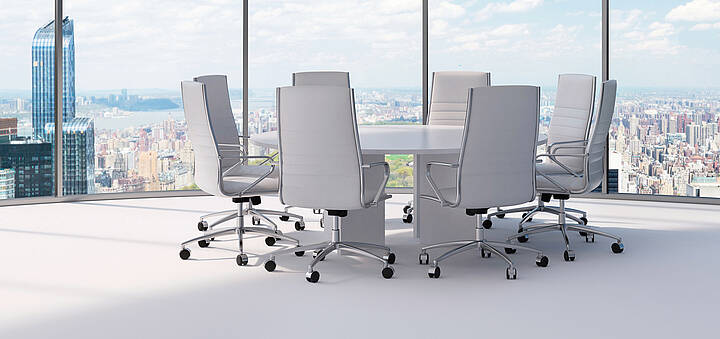 Tarifverträge Bürostühle an einem Konferenztisch