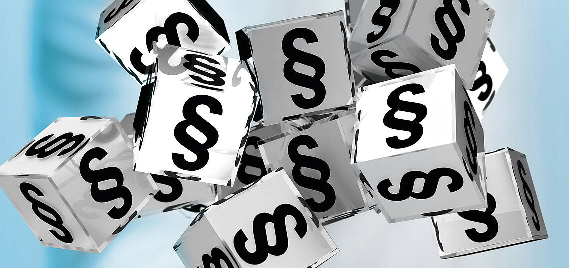 Kopfzeile „Wir über uns – Satzung“ Viele Würfel mit Paragraphenzeichen