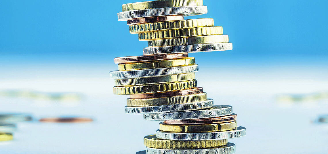 Kopfzeile „Statistiken – Verbraucherpreise“ Abbildung aufeinander gestapelter Münzen