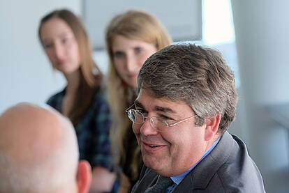 Provinzial Dialog Einladung der Provinzial zum WiWi-Dialog – Teilnehmer des Seminars und Dozenten der Universität im Dialog mit dem Personalbereich.