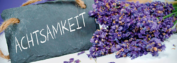 Lavendel mit Kreidetafel und Achtsamkeit