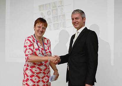 Elke Maes und Dr. Sebastian Hopfner präsentieren die Demografie-Broschüre Elke Maes und Dr. Sebastian Hopfner präsentieren die Demografie-Broschüre