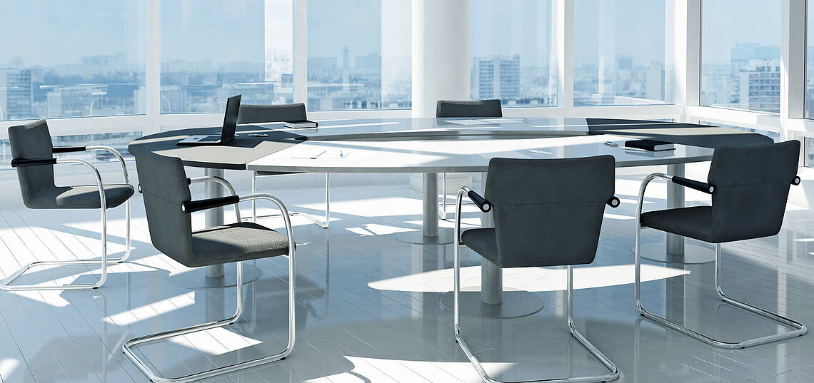 Kopfzeile „Wir über uns – Verbandsstruktur“ Konferenztisch mit Stühlen in einem modernen Büro mit großen Fensterflächen und Stadtsilhouette im Hintergrund