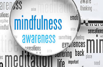 Mindfulness Lupe, die verschiedene Wörter vergrößert