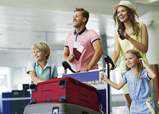 Eine glückliche Familie fliegt in den Familienurlaub