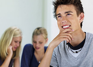 Sozialreport - Menschen V Ein junger Mann nimmt interessiert am Unterricht teil