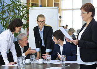 Sozialreport - Menschen VI Geschäftsleute diskutieren als Team im Meeting