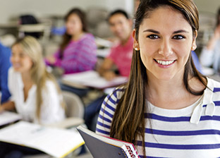 Eine Studentin besucht eine Veranstaltung an der Universität
