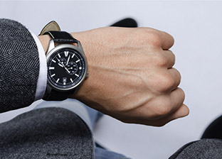 Ein Geschäftsmann wirft einen Blick auf seine Armbanduhr